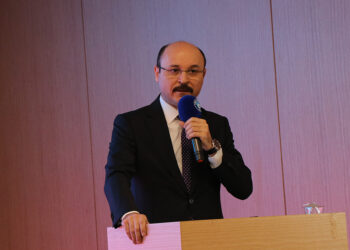 Eğitim ve Okul Süreciyle İlgili En Yetkin Kişi Öğretmendir.