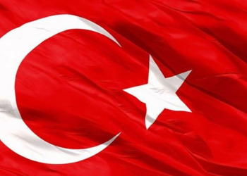 BAYRAĞIMIZA UZANAN ELLER KIRILIR