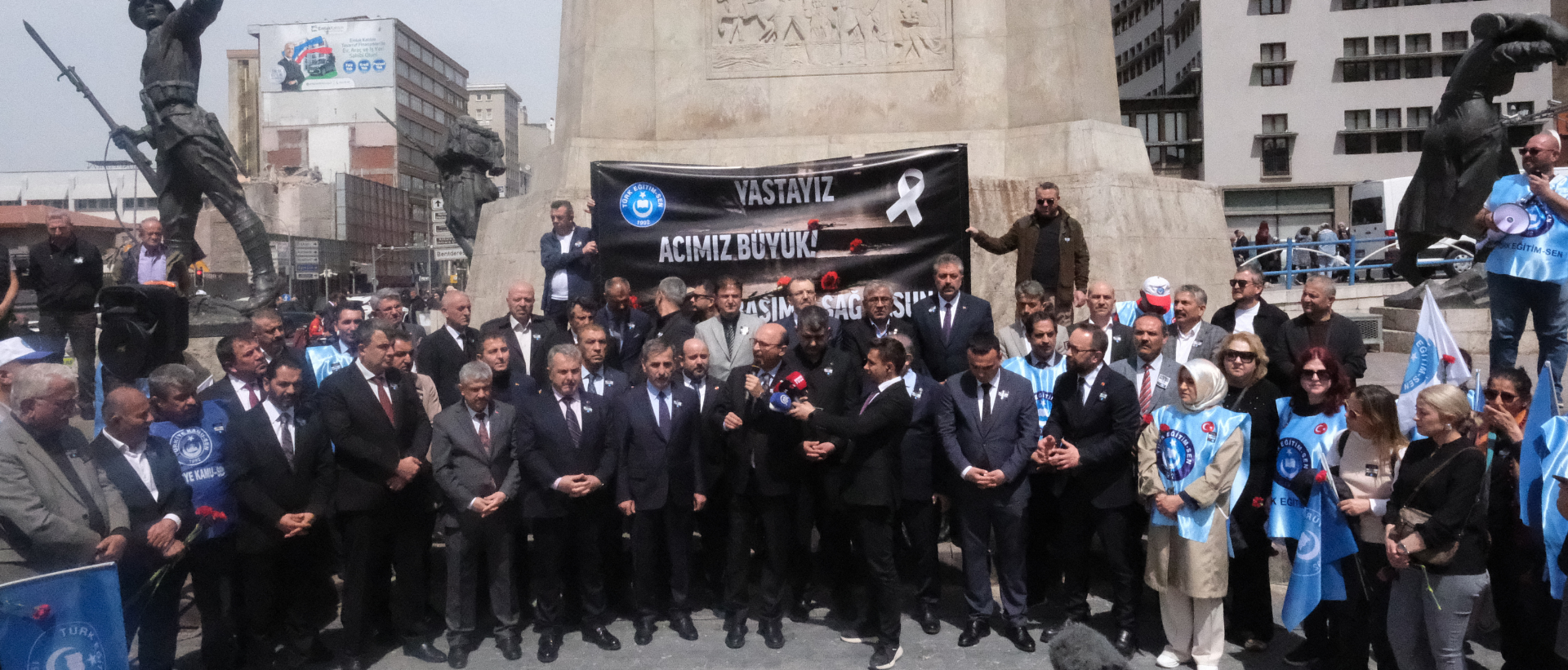 ŞEHİT ÖĞRETMENİMİZİ VE ÖĞRENCİLERİMİZİ ANDIK,BAŞÖĞRETMENİMİZİN ANITINA KARANFİLLER BIRAKTIK.